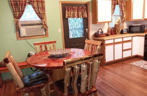 Eastman Cabin | Mississippi River Getaway Spirit Mound, now with high speed internet!