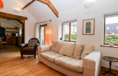 Kemeys Commander Cottage | MISTLETOE COTTAGE, pet friendly, character holiday cottage in Usk