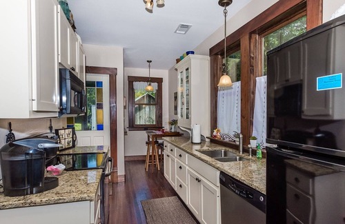 Fredericksburg House | Mistletoe House - Walking distance to downtown - Getaway