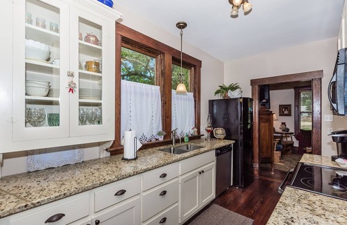 Fredericksburg House | Mistletoe House - Walking distance to downtown - Getaway