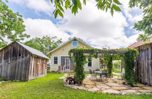 Fredericksburg House | Mistletoe House - Walking distance to downtown - Getaway
