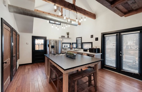 Midtown House | Mistletoe - Near Downtown, Nitelife, Pearl, R Walk