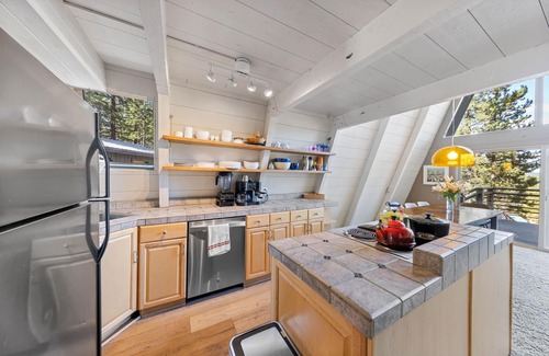 Truckee House | Misty Cabin by Tahoe Getaways-2 BR at Tahoe Donner - Ski Lease, Hot Tub