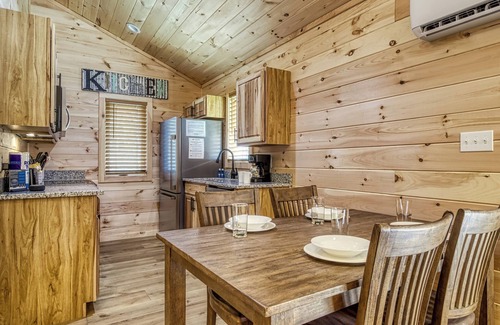 Cosby Cottage | Misty Cove Cabin -Pickleball Court, Creek, WIFI, Mountain Views, No Cleaning Fee