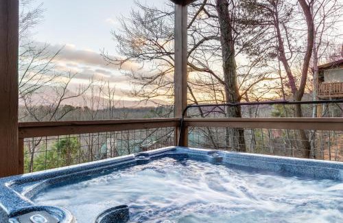 Gatlinburg - Pigeon Forge House | Misty Mountain by AvantStay Hot Tub Mountain Views Theater Pool Table