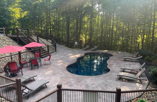 Gatlinburg - Pigeon Forge House | Misty Mountain by AvantStay Hot Tub Mountain Views Theater Pool Table