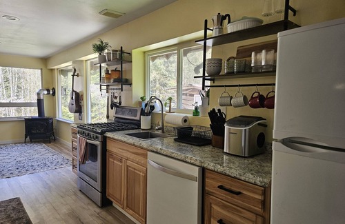 Marblemount Cabin | Misty Mountain Cabin-2 bed, 1 bath, mountain views and large deck