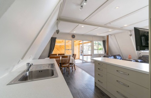 Te Anau Apartment | Misty Mountain Retreat