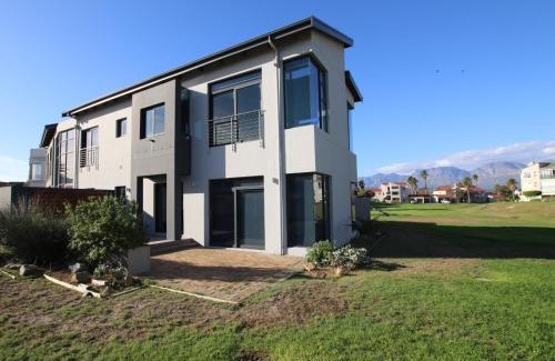 Elgin Villa | Misty Mountain