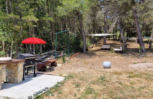 Benkovac House | mit Pool in Ruhigem Waldstück
