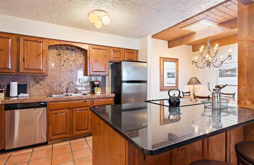 Northeast Santa Fe Hotel | Mix Old And New - Rustic But Updated Fort Marcy Condo