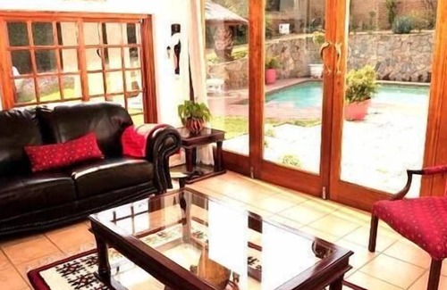 Greater Johannesburg Metropolitan Area Bed & Breakfast | Mizizi House of Sandton Bed & Breakfast