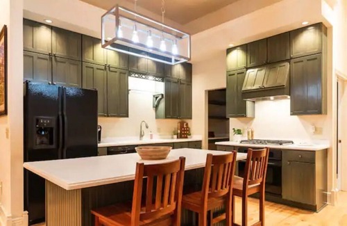 Monroe House | MJ's Penthouse ,a piece of paradise on Monroe's historic square