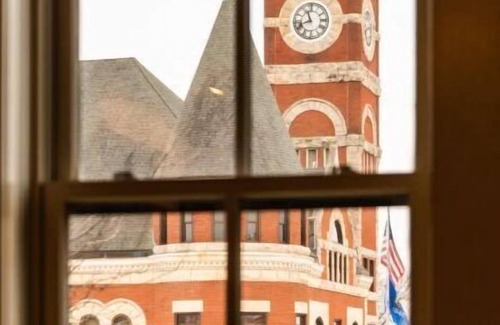 Monroe House | MJ's Penthouse ,a piece of paradise on Monroe's historic square