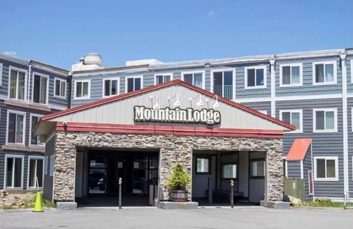Snowshoe Condo | ML159- First Floor, Ski In/Out, Sleeps 6, Pvt Parking, Summer A/C, Near Village