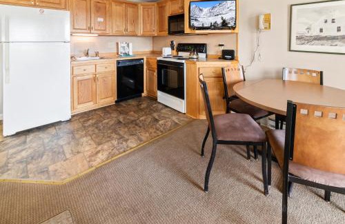 Snowshoe Apartment | ML229 Mountain Escape Great for Relaxing Near Village