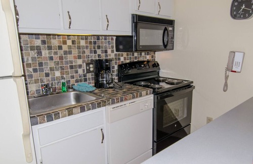 Snowshoe Condo | ML320 Light & Bright! Mountain View Comfortable Near Village & Lift WiFi