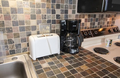 Snowshoe Condo | ML320 Light & Bright! Mountain View Comfortable Near Village & Lift WiFi