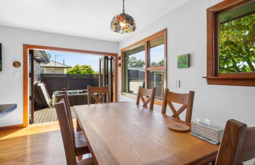 Burnside House | MM Villa - Christchurch Holiday Home