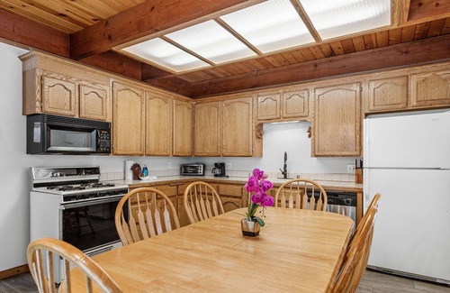 Summit Estates Cabin | Mmy Cabin - Enjoy this super cute cabin within a short walking distance to Snow Summit