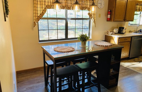 Gatlinburg - Pigeon Forge Cabin | MNT VIEWS! Private HOT TUB and Wrap Around Porch! Minutes to PF and Gatlinburg!