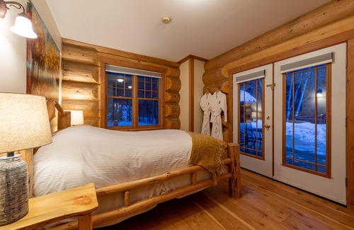 Golden Cabin | Moberly Lodge