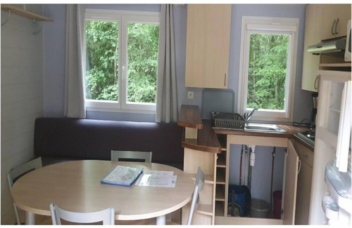 Saint-Yvi House | Mobil-home 3 Chambres Dans un Camping Boisé