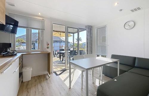 Jullouville-les-Pins House | Mobil-home Confort 4 pers, plage à 200m, piscine chauffée, terrasse Sud, parking, wifi inclus - FR-1-361A-81