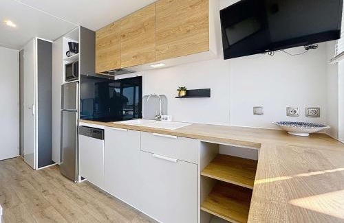Jullouville-les-Pins House | Mobil-home Grand Confort à 200m plage, camping avec piscine, terrasse, WiFi inclus - 4 pers. - FR-1-361A-37