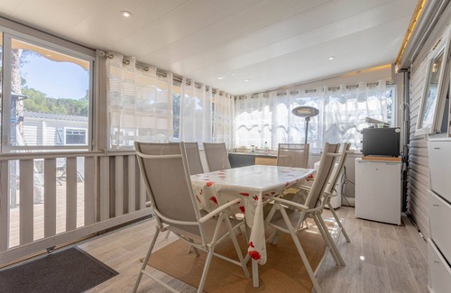 Puget-sur-Argens RV Rental | Mobil Home Vacances with Shared Pool, Private Terrace and Wi-Fi