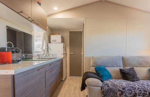 Puget-sur-Argens RV Rental | Mobil Home Vacances with Shared Pool, Private Terrace and Wi-Fi