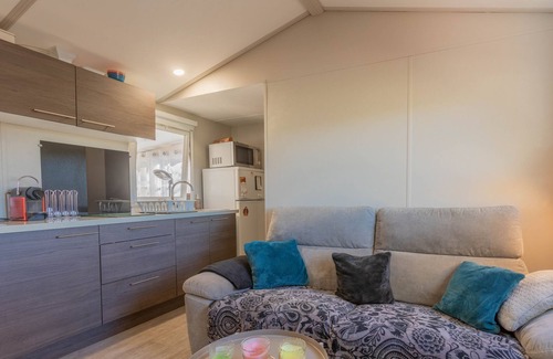 Puget-sur-Argens RV Rental | Mobil Home Vacances with Shared Pool, Private Terrace and Wi-Fi