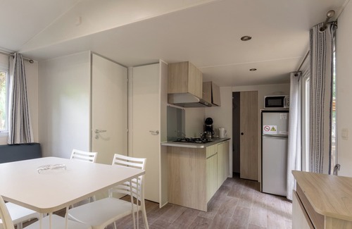 Lavilledieu House | Mobile Home 'Confort B - 1-6 Pers' with Shared Pool, Private Terrace and Shared Garden