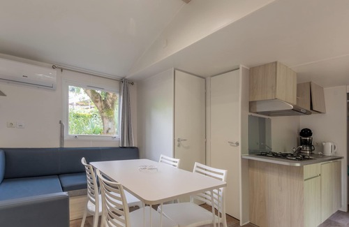 Lavilledieu House | Mobile Home 'Confort C - 1-6 Pers' with Shared Pool, Private Terrace and Shared Garden