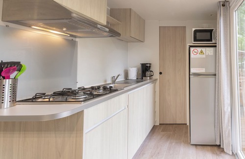 Lavilledieu House | Mobile Home 'G - 1-6 Pers' with Shared Pool, Private Terrace and Shared Garden