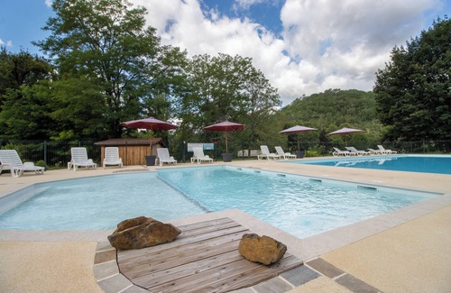Saint-Pompont House | Mobile Home 'Le Chene' with Shared Pool, Private Terrace and Private Garden