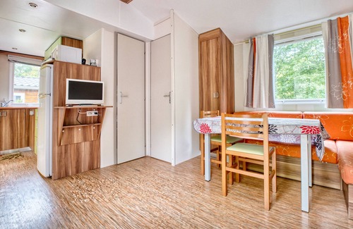 Saint-Chamassy House | Mobile Home 'Le Perigord Vert' with Shared Pool, Private Terrace and Wi-Fi