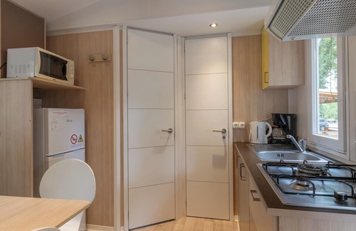 Lavilledieu House | Mobile Home 'Mobil-home C - 1-4 Pers' with Shared Pool, Private Terrace and Shared Garden