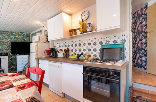 Saint-Jacques RV Rental | Mobile Home 'Mobilhome Rénové Sarzeau' with Private Terrace and Private Garden