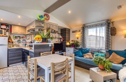 Perols House | Mobile Home "Tout Confort" with Shared Pool & Private Terrace