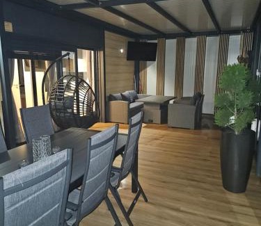Hrastnik Apartment | Mobilna hiška pod Lipo