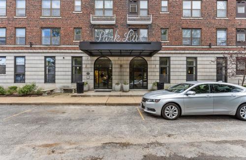 DeBaliviere Place Apartment | Mod Apartment next to Forest Park/Zoo/WashU/BJC