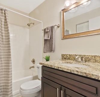 DeBaliviere Place Apartment | Mod Apartment next to Forest Park/Zoo/WashU/BJC