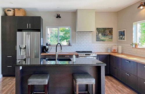 Campbell River House | Modern 3Bed Farmhouse with Hot Tub