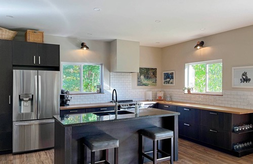 Campbell River House | Modern 3Bed Farmhouse with Hot Tub