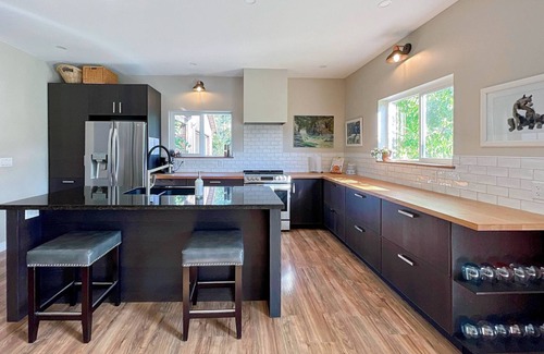 Campbell River House | Modern 3Bed Farmhouse with Hot Tub