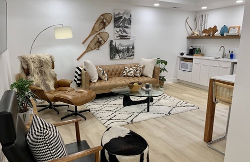Monument Apartment | Mod Lodge w/hot tub-Scandinavian inspired forest retreat