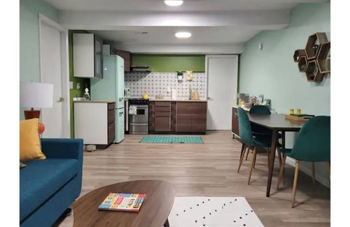 Edgewood Apartment | Mod LodgenFamily Friendly nDIY BreakfastnEV charging