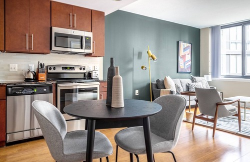 Mount Vernon Triangle Apartment | Mod Mount Vernon 1BR w/Gym, Pool, nr. Convention Center, by Blueground