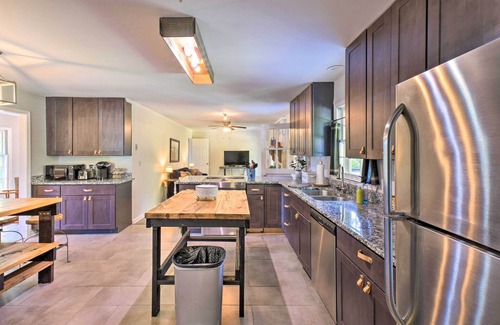 Oakwood House | Mod 'Stable House' on 10 Acres, Walk to Lake!